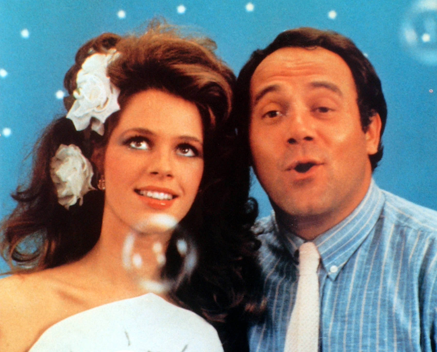 Carlo Verdone e Natasha Hovey in una foto promozionale di "Acqua E Sapone"