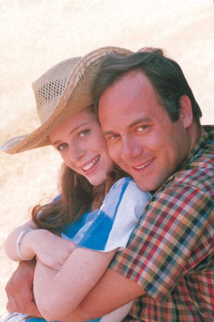 Carlo Verdone e Natasha Hovey in una foto promozionale di "Acqua E Sapone"