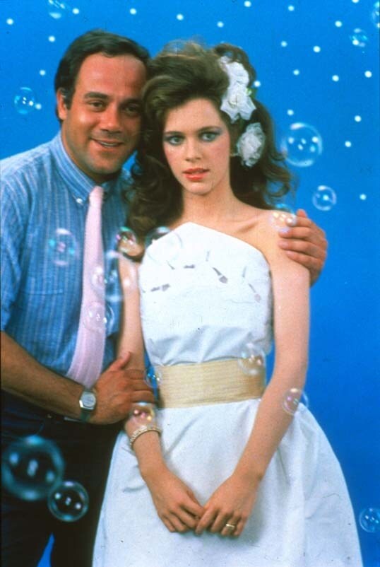 Carlo Verdone e Natasha Hovey in una foto promozionale di "Acqua E Sapone"